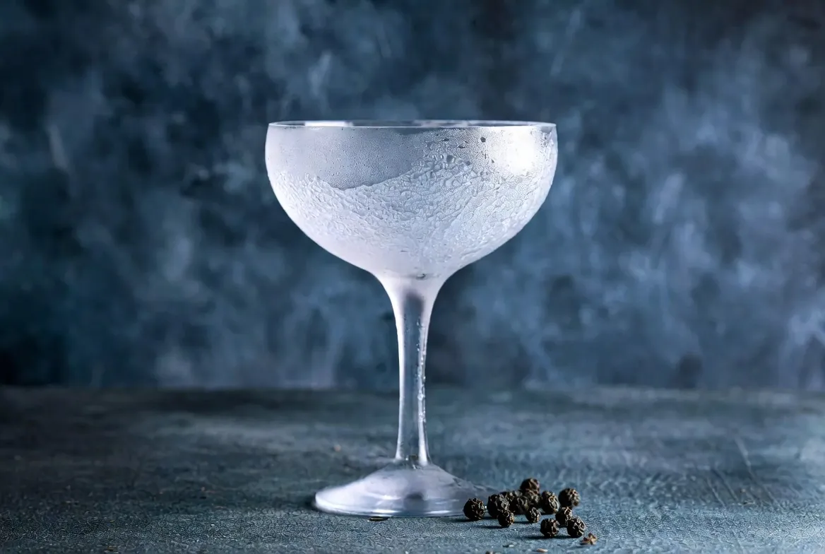 How to Store and Serve Gin: The Practical Answers, Without the Myths